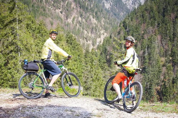 Amigos en bicicleta — Foto de Stock