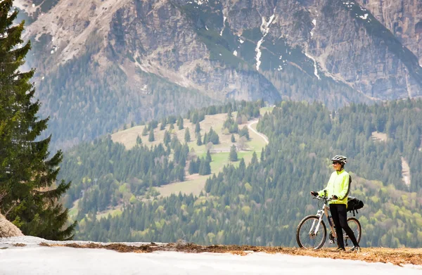 Mujer ciclista — Foto de Stock