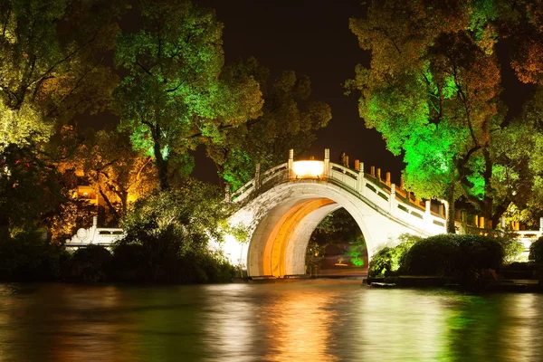 Pont dans le paysage nocturne de Guilin — Photo