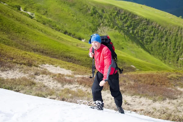 Man walks up the mountains in the snow — Stock Photo, Image