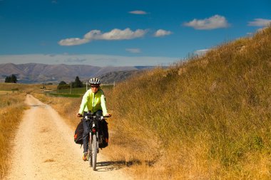 Motorcu sarma bir çakıl yol rides