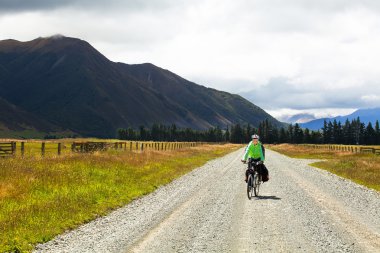 Motorcu sarma bir çakıl yol rides