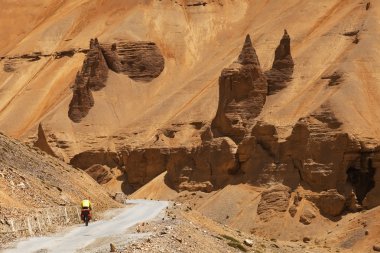 yüksek dağlarda dolambaçlı yol bisiklet sürmek