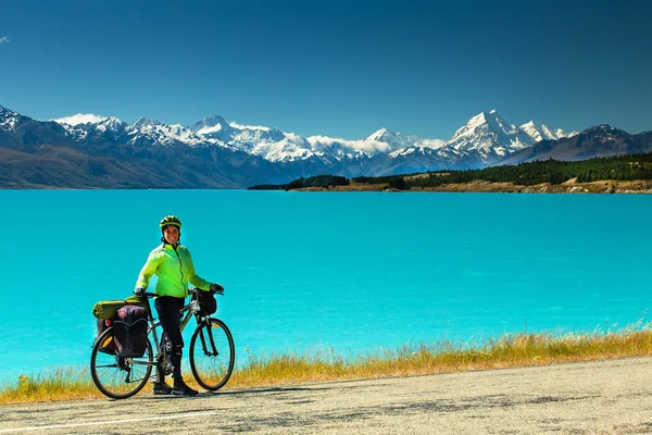 Cyklist står på fjällvägen — Stockfoto