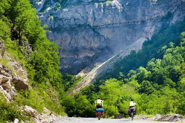 Toeristen riding een mountainbikes — Stockfoto