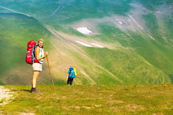 Girl standing on a green hill — Stock Photo, Image