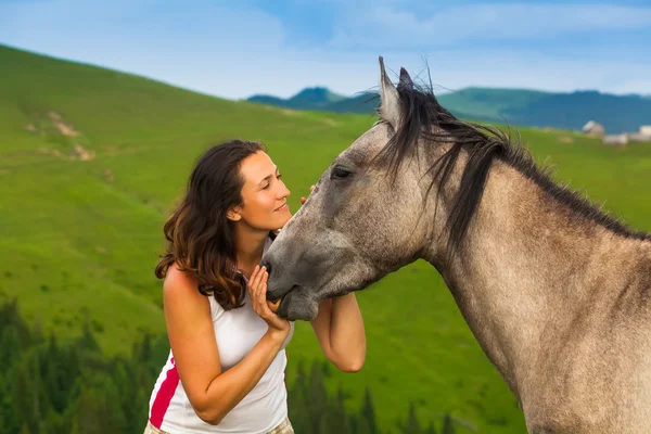 Girl  near a wild horse — Stock Photo, Image