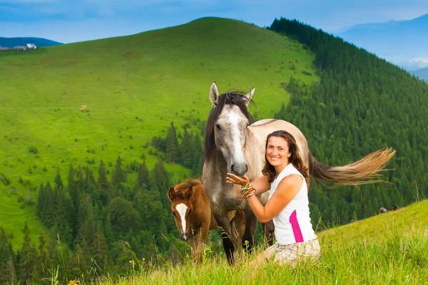 Girl  near a wild horse — Stock Photo, Image