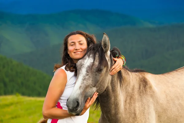 野生の馬の近くの女の子 — ストック写真