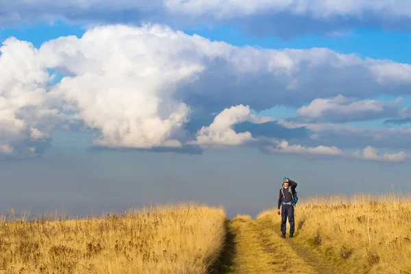 Hiker stående på en väg — Stockfoto