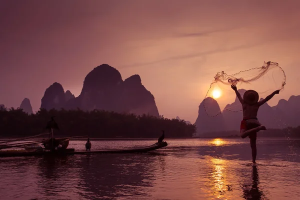 Perahu dengan burung-burung cormorants — Stok Foto