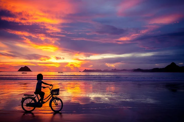 En tonåring och en gammal cykel med en korg — Stockfoto