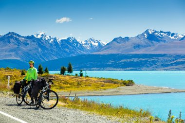 bisikletçi dağ yolu üzerinde