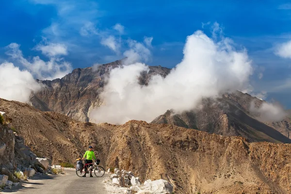 Berg cyklist i bergen — Stockfoto