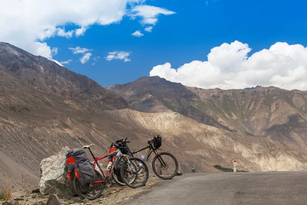 Twee mountainbikes — Stockfoto