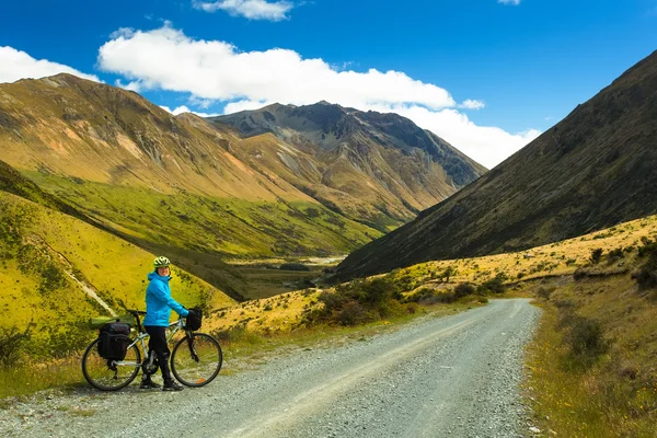 Un ciclista de montaña — Foto de Stock