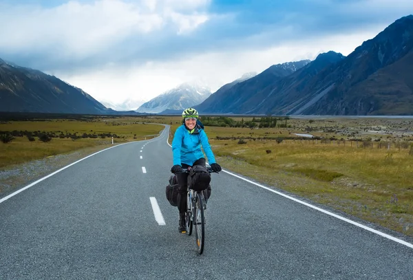 Ein Mountainbiker — Stockfoto