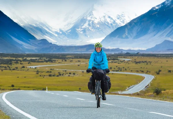 Un ciclista de montaña — Foto de Stock