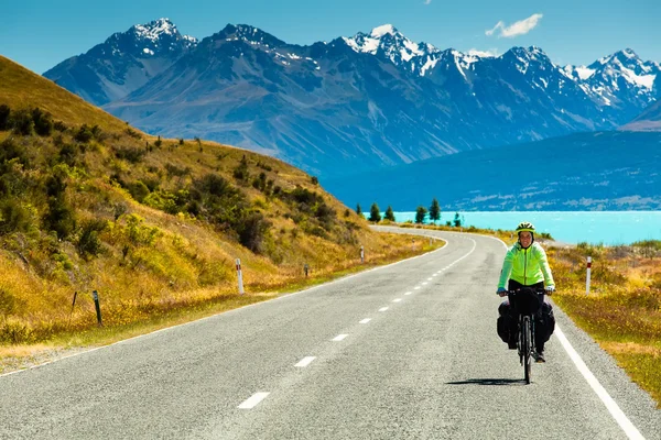 Cyclist rides — Stock Photo, Image