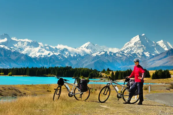 Cyclist stands — Stock Photo, Image