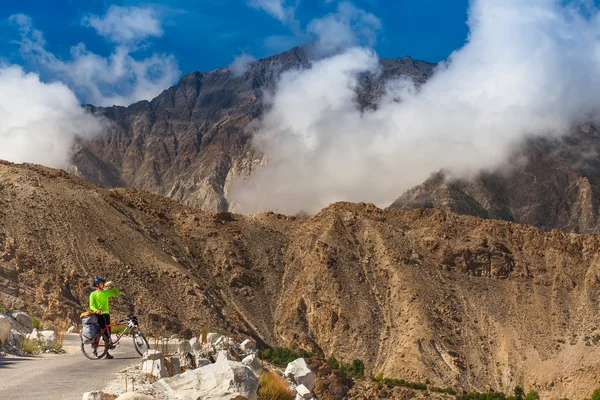 Dağ bisikletçi — Stok fotoğraf