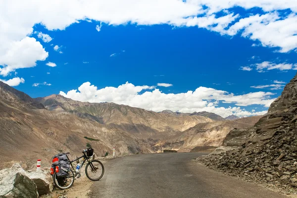 Lonely mountain bike — Stock Photo, Image