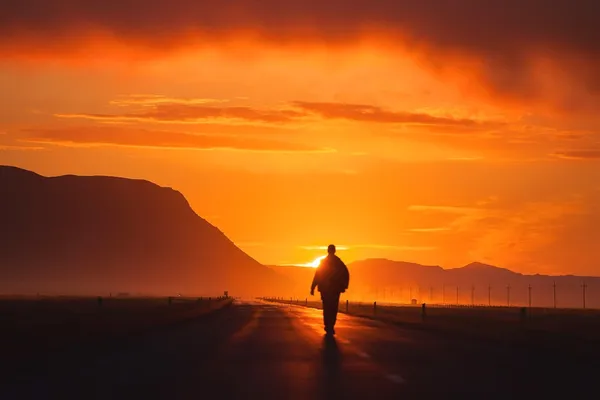 Een man lopen langs de weg — Stockfoto