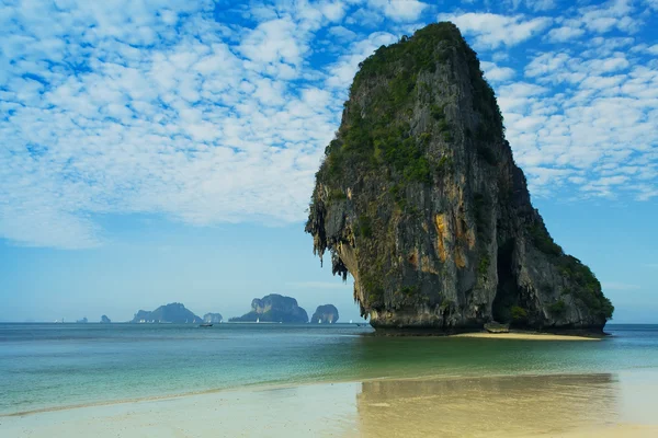 Tropical green beach — Stock Photo, Image