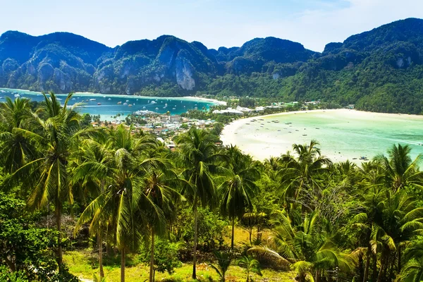 Isla tropical con resorts —  Fotos de Stock