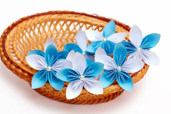 Kağıt çiçek sepeti