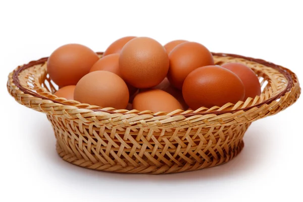 Barevné vejce v proutěný koš Stock Snímky