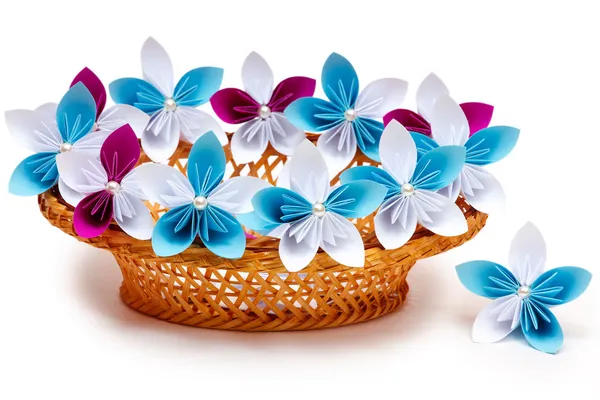 Flores de papel em uma cesta Fotografia De Stock