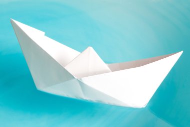 masmavi bir deniz üzerinde beyaz gemi