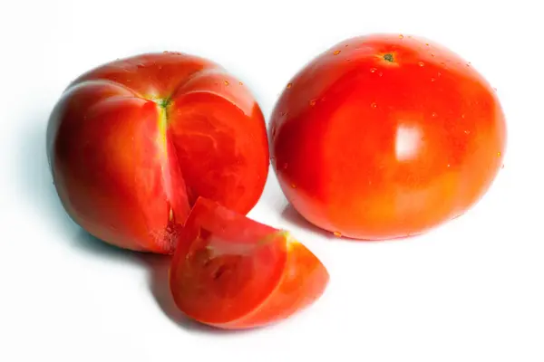 Tomates deslizados sobre un fondo blanco — Foto de Stock