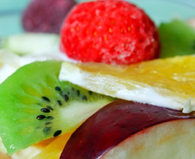 çilek, portakal ve kivi meyve salatası