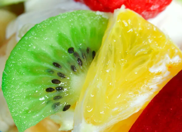 Fruitsalade met een aardbeien, sinaasappel en kiwi — Stockfoto