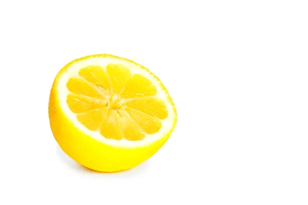 Limão fatiado em um fundo branco — Fotografia de Stock