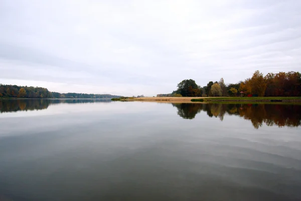 Krajina s řekou a obloha na podzim — Stock fotografie