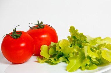 Beyaz tabakta marul ve domates