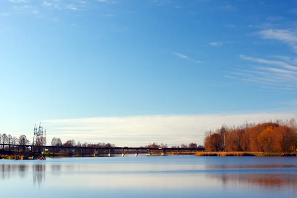 Paysage urbain avec pont et rivière en automne — Photo