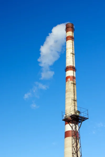 烟从工厂的烟囱对蓝蓝的天空 — 图库照片
