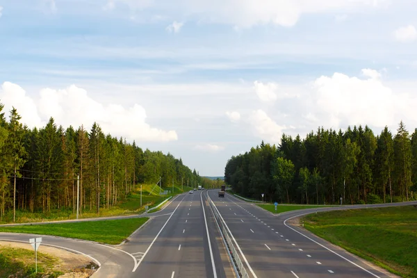 yol ve ormanın çevresinde