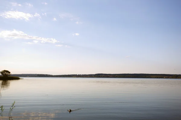 Landskap med flod och himmel — Stockfoto