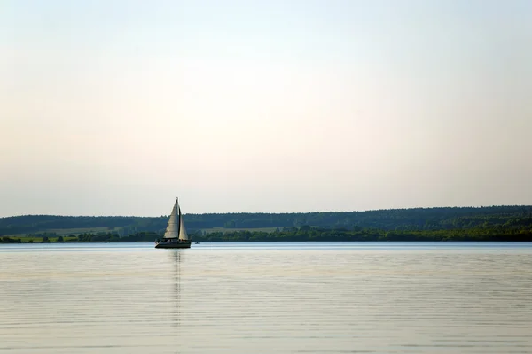 Sommar landskap med flod och båt — Stockfoto