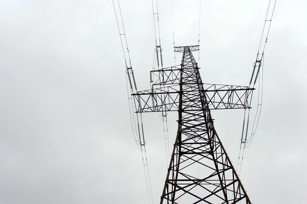 Linha de energia e céu sombrio — Fotografia de Stock