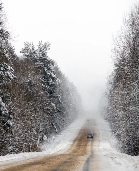 Winterstraße und Wald im Schnee — Stockfoto