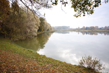 su ve bulutlar yansıması ile sonbahar manzarası