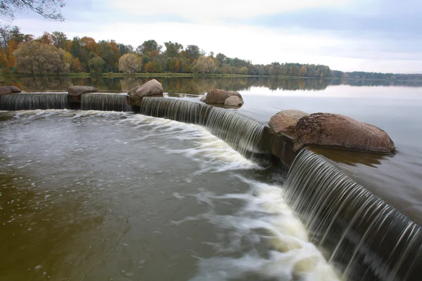 Cascada contra cielo nublado en otoño — Foto de Stock