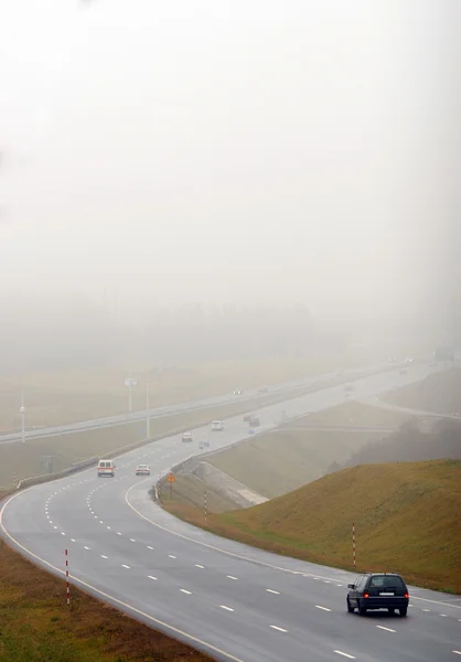Auto sulla strada nella nebbia — Foto Stock
