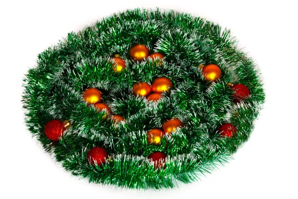 Рождественский венок из мишуры и шариков — стоковое фото